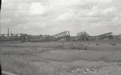 858189 Gezicht op de tijdens de Tweede Wereldoorlog vernielde spoorbrug over de IJssel bij Deventer.